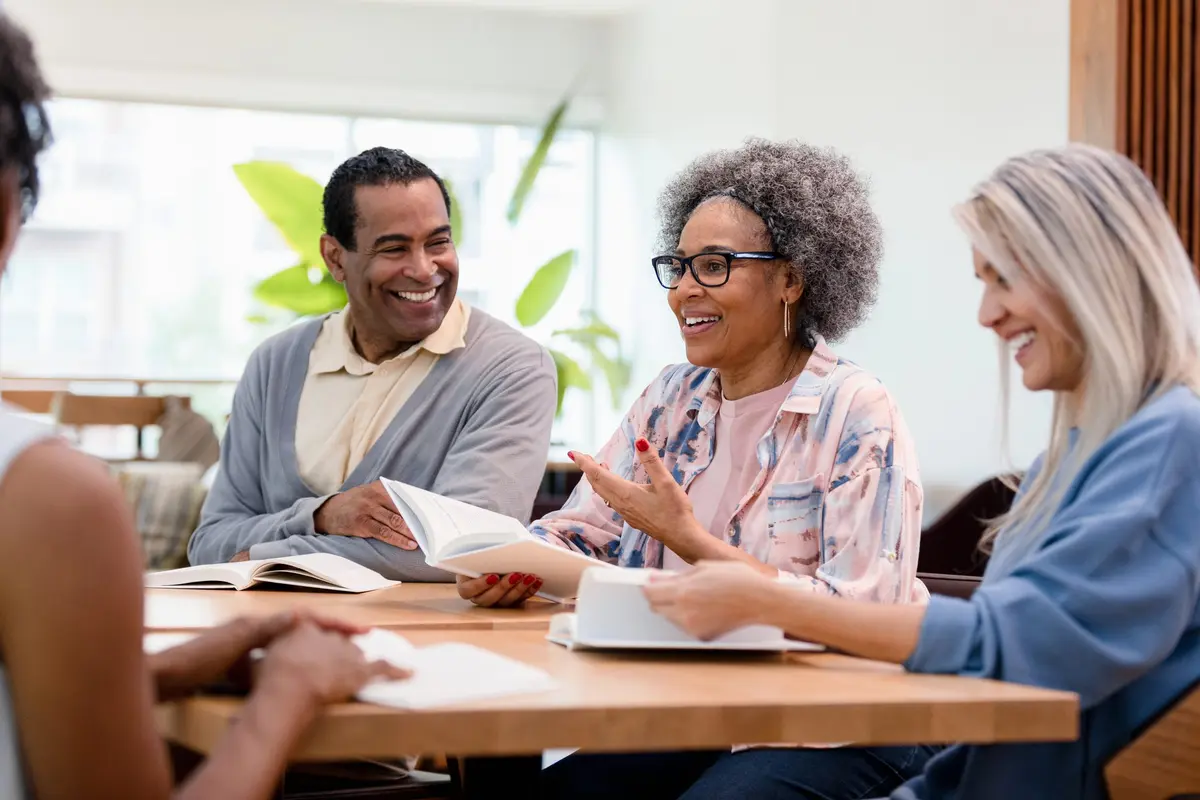 The Best Way to Give Effective Praise at Work, According to Simon