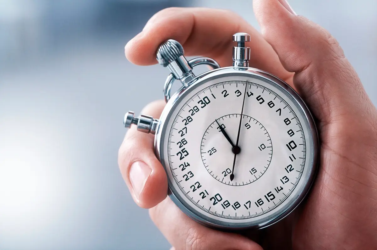 Stop watch in hand to visualize microlearning